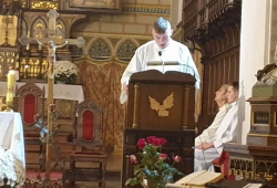 Ilustracja do artykułu Hubert pomaga w kościele, jako ministrant
