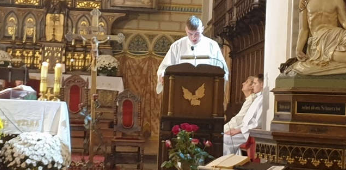 Ilustracja do aktualności Hubert pomaga w kościele, jako ministrant
