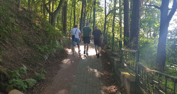 Ilustracja do aktualności Wakacyjne wspomnienia- biwak nad jeziorem wizyta na polach Grunwaldzkich