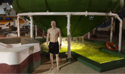 Ilustracja do artykułu Nauka i doskonalenie pływania, zawody sportowe, relax na basenie w pluskach