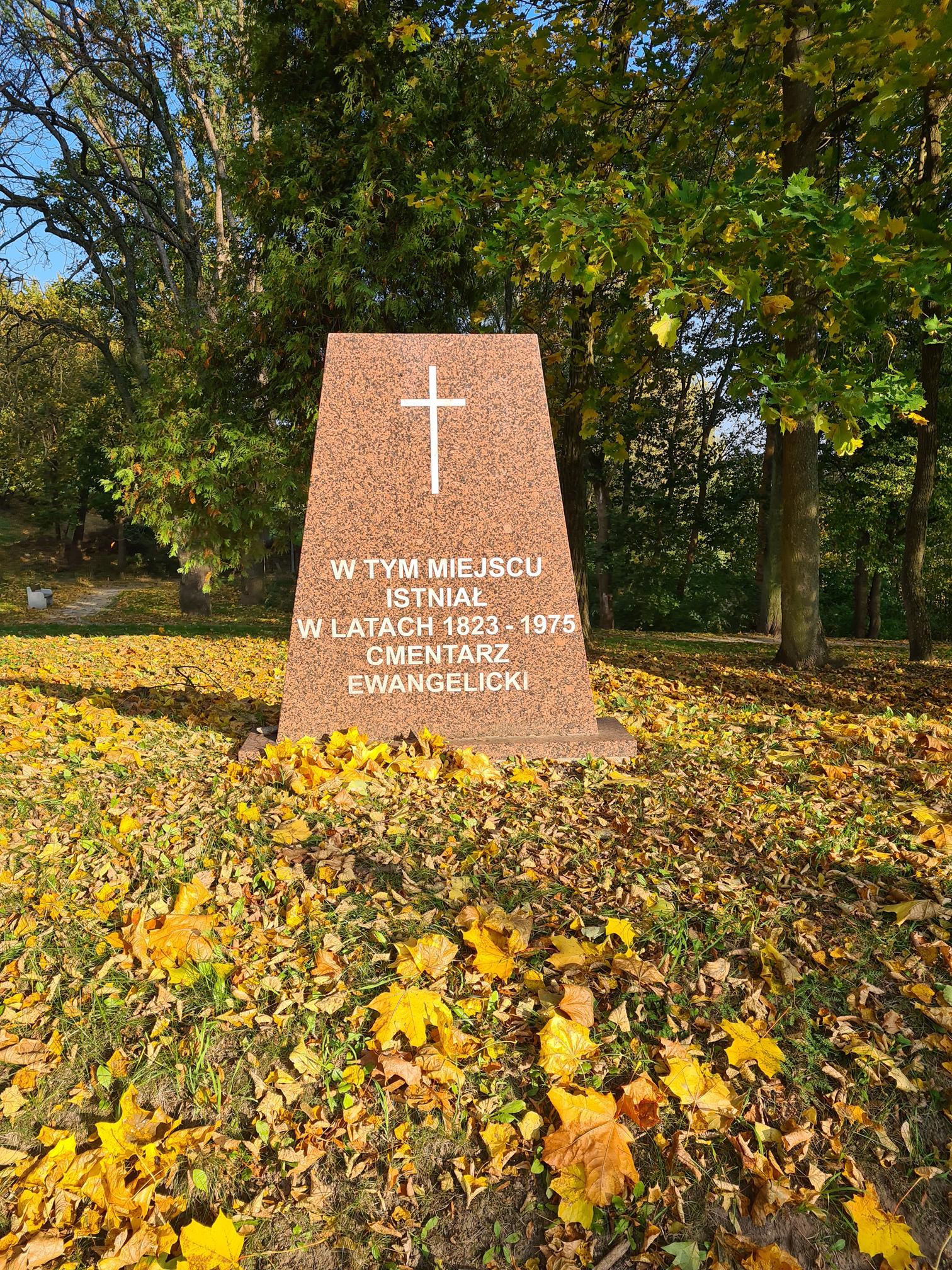 Ilustracja do aktualności WOLONTARIAT NA CMENTARZU