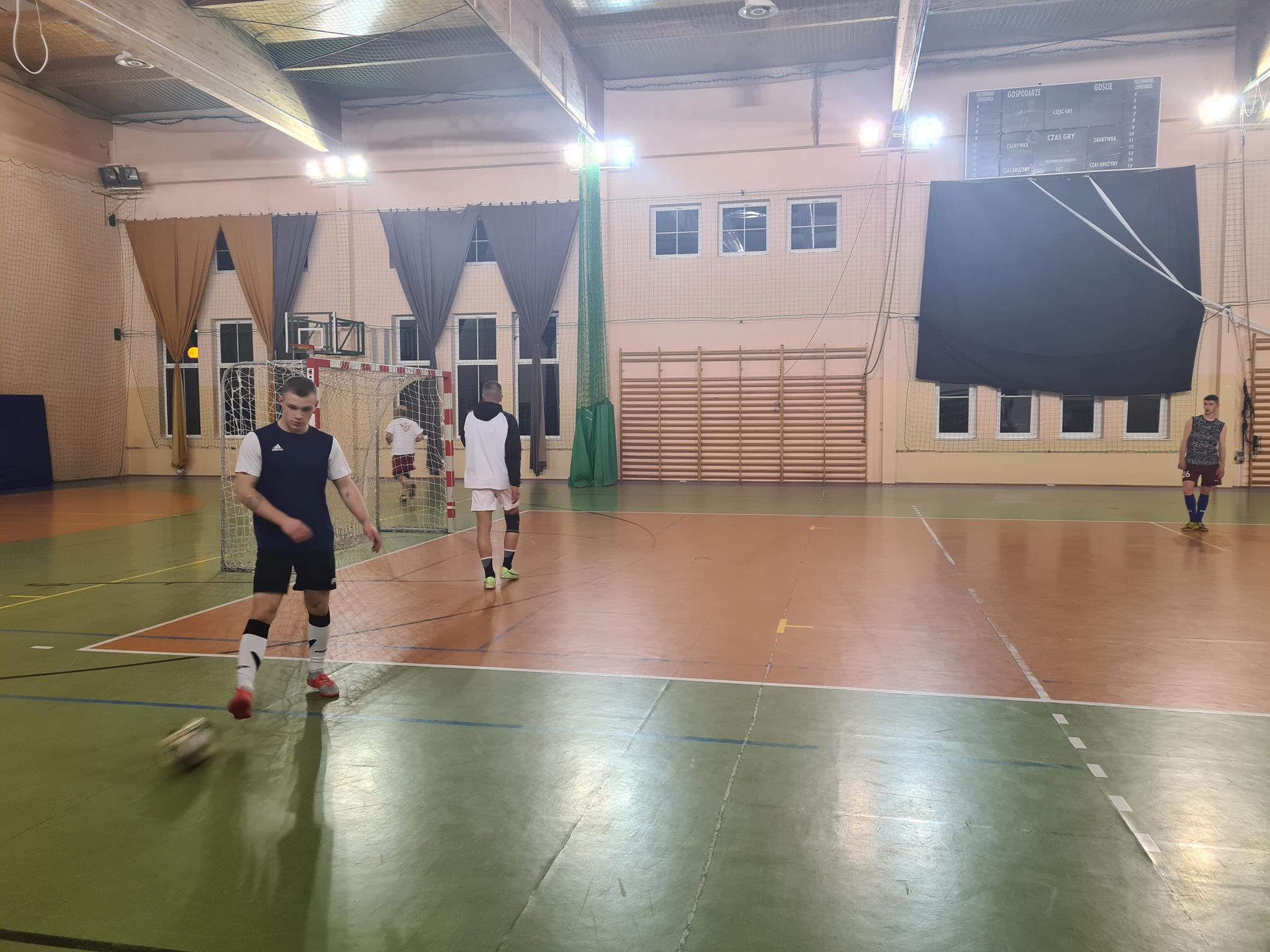 Ilustracja do aktualności RAZ W TYGODNIU W HALI SPORTOWEJ