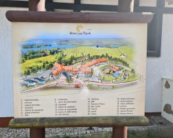 Ilustracja do artykułu Realizacja projektu: ”Pamiętamy o naszych przodkach i miejscach ich spoczynku” – wizyta na „starym” barczewskim Cmentarzu. Wizyta na basenie.
