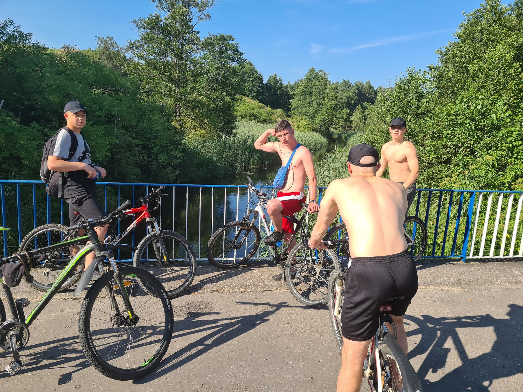 Ilustracja do aktualności SIERPIEŃ NA ROWERACH